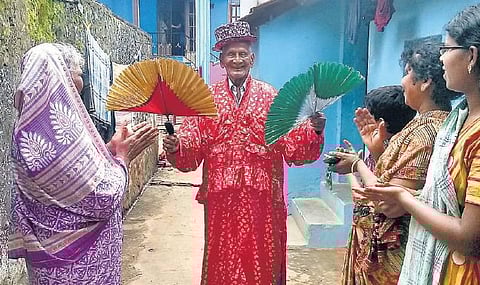 ‘மேஜிக்’ நடத்தும் 90 வயது தாத்தா: சர்க்கஸ் கோமாளியாக வலம் வந்தவருக்கு கை கொடுக்கும் கலை