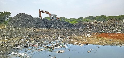 ஊருக்கு நடுவே உருவாகி வரும் குப்பை மலை: பாடியநல்லூரில் பொதுமக்கள் அவதி