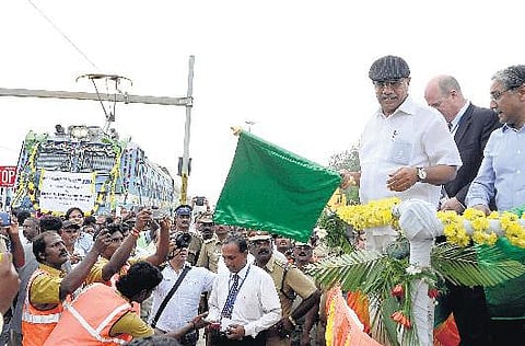 ரயில்வே தேர்வுகளில் தமிழக மாணவர்களின் விண்ணப்பங்கள் நிராகரிக்கப்படவில்லை: ரயில்வே அமைச்சர் சதானந்த கவுடா விளக்கம்