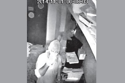 கொள்ளை முயற்சி தோல்வி: சிசிடிவி கேமராவில் பதிவான கொள்ளையர் படங்கள் வெளியீடு