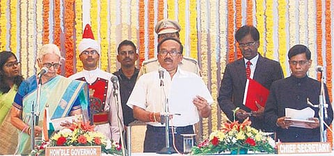 மனோகர் பாரிக்கர் ராஜினாமா: கோவா புதிய முதல்வராக லட்சுமிகாந்த் பதவியேற்பு