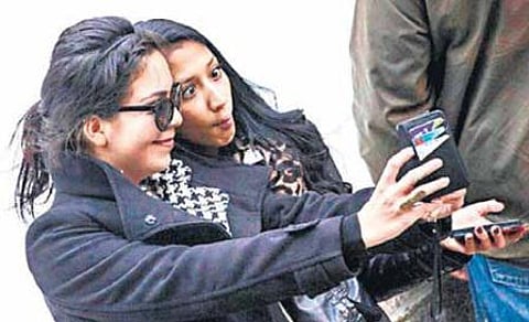 செல்ஃபி பழக்கம் வேலைக்கு வேட்டு வைக்கும்: ஓர் ஆய்வு