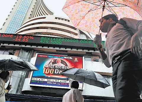 மோடி ஆட்சியில் வளர்ச்சி யாருக்கு?