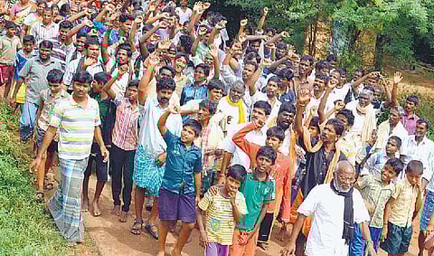 பயிர்களை அழித்து நீர்த்தேக்கத்துக்கு நிலம் கையகப்படுத்துவதா?- விவசாயிகள் சாலை மறியல்; தீக்குளிக்க முயற்சி