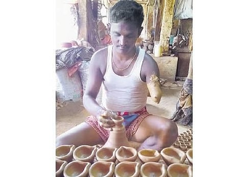 கார்த்திகை திருநாளில் ஒளிவீசத் தயாராகும் கிளியாஞ்சட்டிகள்: கேரளாவுக்குச் செல்லும் குருவாயூர் விளக்குகள்