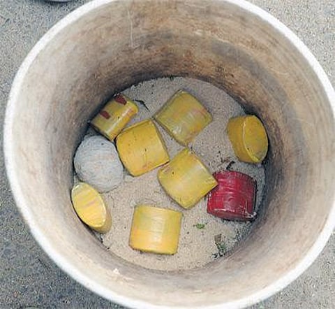 மதுரையில் குப்பைத் தொட்டியிலிருந்து 11 வெடிகுண்டுகள் கண்டெடுப்பு