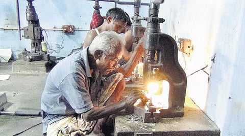 மழுங்கிப்போகும் ‘பேனா முனை’ தயாரிப்பு தொழில்: ஆள் பற்றாக்குறை, கூலி உயர்வால் நலிந்து வருகிறது