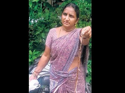 கமிஷனர் அலுவலகத்துக்கு பாம்புடன் புகார் கொடுக்க வந்த பெண்