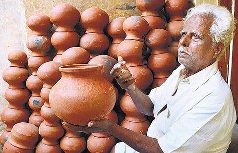 சக்கரத்தின் பின்னால் ஓடுது வாழ்க்கை