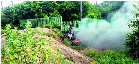 மாமல்லபுரம் சுற்றுலா தலம் அருகே சமூக விரோதிகள் அட்டூழியம்: திருட்டு பொருட்களை எரிப்பதால் சுற்றுச்சூழல் பாதிப்பு