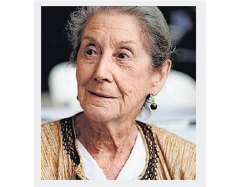 நாடின் கார்டிமர் 10