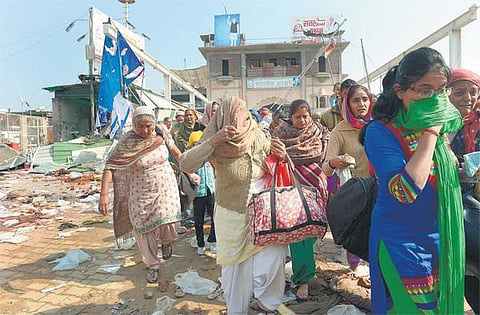ஆசிரமத்தில் 1 குழந்தை, 4 பெண்கள் சடலம் மீட்பு: சாமியார் ராம்பால் மீது தேசத் துரோக வழக்கு பதிவு
