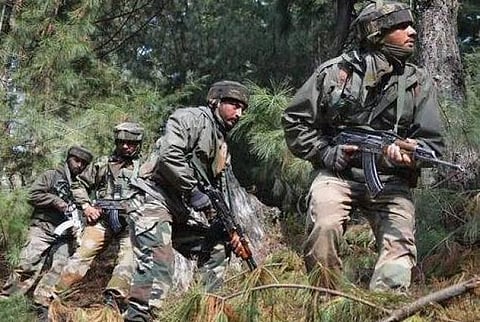 ஜம்மு காஷ்மீரில் துப்பாக்கிச் சண்டை: 3 வீரர்கள் உட்பட 10 பேர் பலி - மற்றொரு பகுதியில் ஊடுருவ முயன்ற தீவிரவாதி கைது