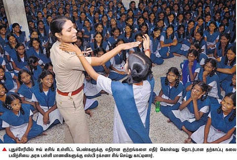 ஈவ் டீசிங்கில் பாதிக்கப்பட்டால் என்ன செய்ய வேண்டும்?- மாணவிகளுக்கு புதுச்சேரி எஸ்.பி ஆலோசனை
