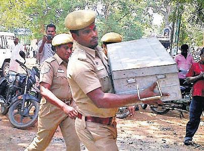 புதுக்கோட்டை அருகே வங்கியில் திருடப்பட்ட 35 கிலோ நகை நீதிமன்றத்தில் ஒப்படைப்பு: 19 கிலோ நகைகள் மாயம்?