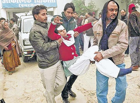 உத்தரப்பிரதேசத்தில் ஆளில்லா ரயில்வே கேட்டில் பள்ளி வேன் மீது ரயில் மோதி 6 குழந்தைகள் பலி