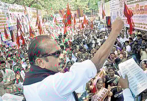 தமிழகத்தில் மதுவிலக்கை அமல்படுத்த ஜெயலலிதா துணிந்து முடிவெடுக்க வேண்டும்: மதிமுக பொதுச்செயலர் வைகோ வேண்டுகோள்