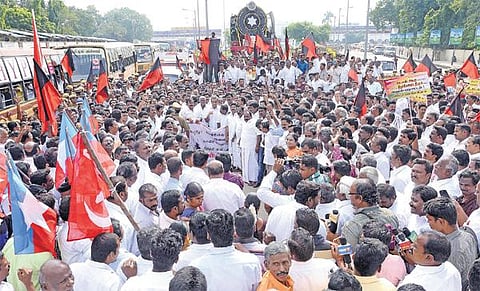 காவிரியில் அணைகள் கட்ட முயற்சிக்கும் கர்நாடகத்தைக் கண்டித்து டெல்டா மாவட்டங்களில் பஸ், ரயில் மறியல்: விவசாயிகளுக்கு ஆதரவாகத் திரண்ட அனைத்துக் கட்சியினர்; ஆயிரக்கணக்கானோர் கைது