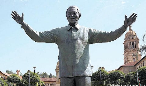 தென்ஆப்பிரிக்காவின் தந்தை மண்டேலாவின் முதல் நினைவு தினம்: லட்சக்கணக்கானோர் மவுன அஞ்சலி