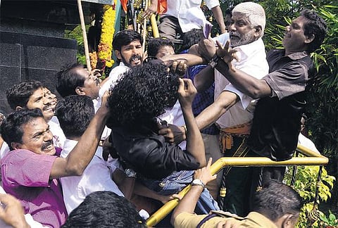 புதுச்சேரியில் பாஜக - தலித் அமைப்புகள் மோதல்: அம்பேத்கர் சிலைக்கு மாலை அணிவிக்க எதிர்ப்பு