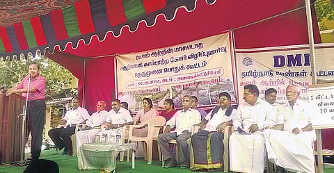 திருவள்ளூர் மாவட்டத்தில் மாசடையாத கூவத்தை பாதுகாக்கக் கோரி ஒன்றுதிரண்ட கிராம மக்கள்