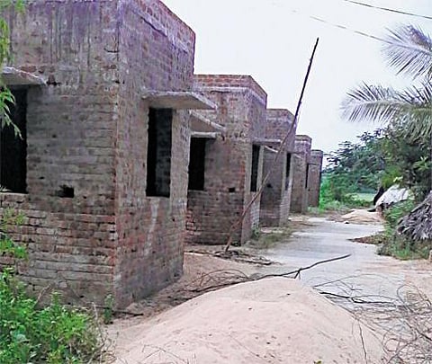 சிமென்ட் ஒதுக்கீட்டில் தாமதம்: பசுமை வீடு கட்டுமான பணிகள் பாதிப்பு