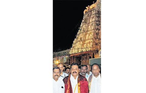 ஏழுமலையானை தரிசித்தார் ராஜபக்ச: ஆர்ப்பாட்டக்காரர்கள் கைது; தமிழக பத்திரிகையாளர்கள் காயம்