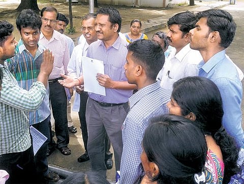 புற்றுநோய் மருத்துவமனை மாணவர்கள் திடீர் உண்ணாவிரதம்: அனுமதி பெறாமல் மாணவர் சேர்க்கை நடத்தியதாக புகார்