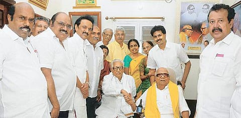 திமுக பொதுச்செயலாளர் அன்பழகனுக்கு 93-வது பிறந்தநாள்: கருணாநிதி, மு.க.ஸ்டாலின் நேரில் வாழ்த்து