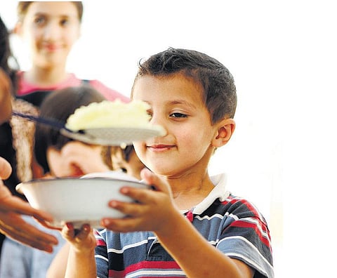 மூட்டை சுமந்த ஜனாதிபதி