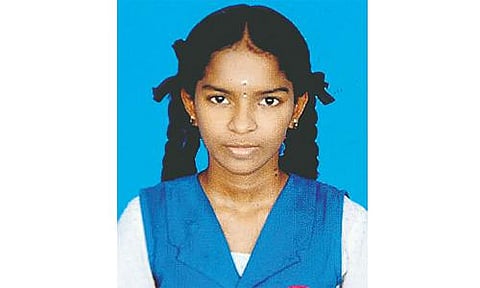 அண்ணனுடன் ஸ்கூட்டரில் பள்ளிக்குச் சென்ற 10-ம் வகுப்பு மாணவி பஸ் மோதி பலி: நிறுத்தாமல் சென்ற டிரைவருக்கு அடி, உதை