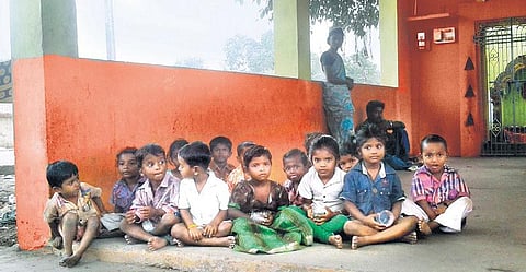 சொந்த கட்டிடம் இல்லாததால் திறந்தவெளியில் அங்கன்வாடி மையம்: குளக்கரையில் தஞ்சமடையும் குழந்தைகள்