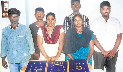 விற்பனை பிரதிநிதிகள் வேடத்தில் கொள்ளைக்காரிகள்: வீடுகளில் தனியாக இருப்போர் பாதுகாப்பாக இருப்பது எப்படி? போலீஸ் அறிவுரை