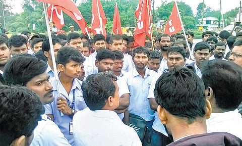 பாக்ஸ்கான் தொழிற்சாலை மூடப்பட்ட விவகாரம்: சிஐடியு தொழிற்சங்கத்தினர் ஆலை நுழைவு போராட்டம்