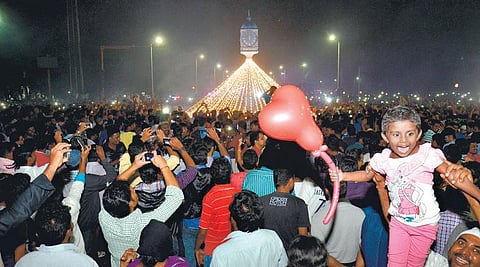 மெரினாவில் புத்தாண்டு கொண்டாட்டம்.. மக்கள் உற்சாகம்!