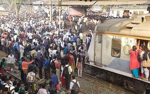 ரயில்கள் தாமதம்: மும்பையில் பயணிகள் போராட்டத்தில் வன்முறை