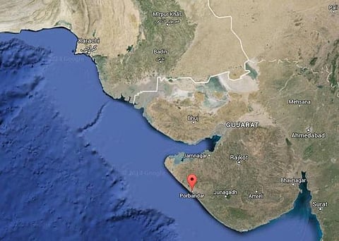 குஜராத் கடல் எல்லைப் பகுதியில் குண்டுகளுடன் வந்த கப்பல் வெடித்து சிதறியது: பாகிஸ்தான் தீவிரவாதிகள் சதி முறியடிப்பு