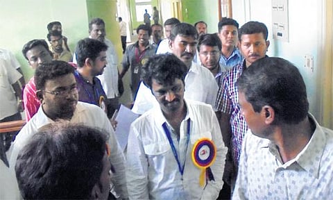 புதிய திரைப்பட டிவிடிக்கள் வீடு வீடாக விற்பனை - சினிமாவை அடுத்த கட்டத்துக்கு கொண்டு செல்கிறோம்: சேரன்