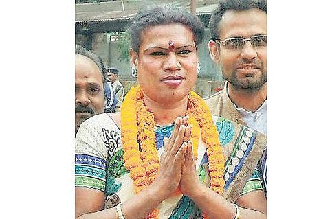 ரயிலில் ஆடிப்பாடி பிழைத்த திருநங்கை சத்தீஸ்கர் நகர மேயராக தேர்வு