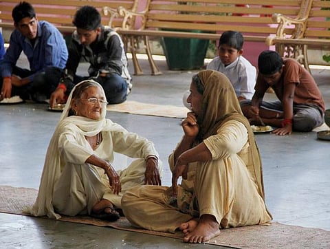 பாகிஸ்தான் தாக்குதல் எதிரொலி: காஷ்மீர் கிராமங்களில் இருந்து 10,000 பேர் இடம்பெயர்வு