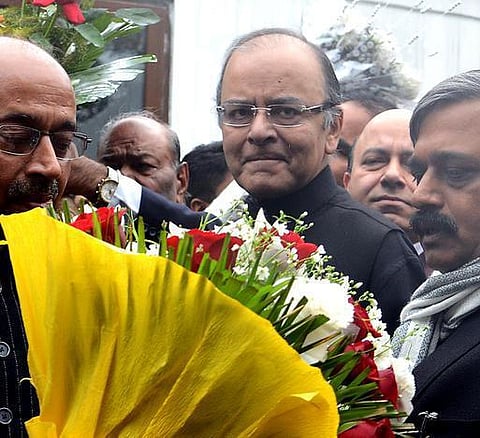 யார் லாபத்துக்காக யார் இழப்பது?