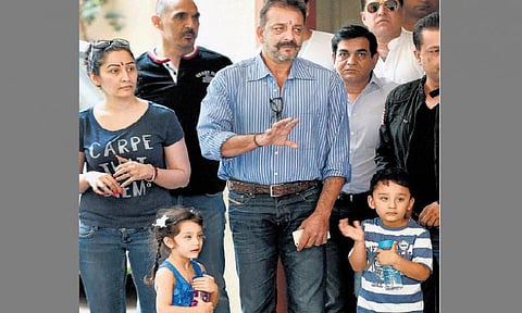 பரோல் முடிவதால் மீண்டும் சிறை செல்கிறார் சஞ்சய் தத்