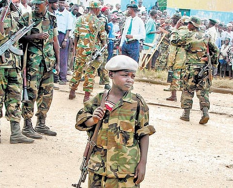 போரில் கருகும் குழந்தைப் போராளிகள்