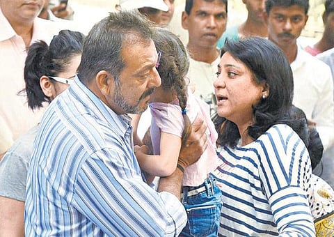 ஃபர்லோ நீட்டிப்பு மனு நிராகரிப்பு: புனே சிறையில் சரணடைந்தார் சஞ்சய் தத்