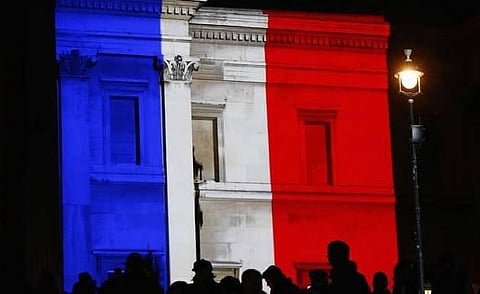 பிரான்ஸ் மூவர்ண கொடி போல் காட்சி அளித்த லண்டன் நகரம்