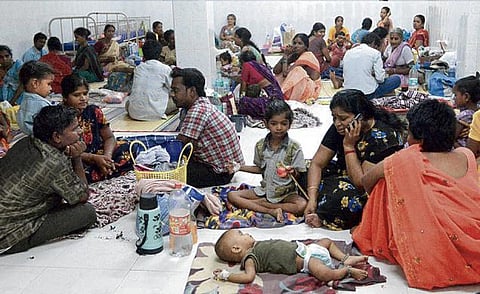 டெங்கு பாதிப்பை தடுக்க உள்ளாட்சி சுகாதாரத் துறையை பொது சுகாதாரத் துறையுடன் இணைக்க ஆலோசனை