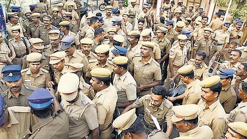 அவனியாபுரத்துக்கு ‘சீல்’: போலீஸ் குவிப்பால் பதற்றம் - காளைகள், வீரர்கள் நுழைவதைக் கட்டுப்படுத்த நடவடிக்கை