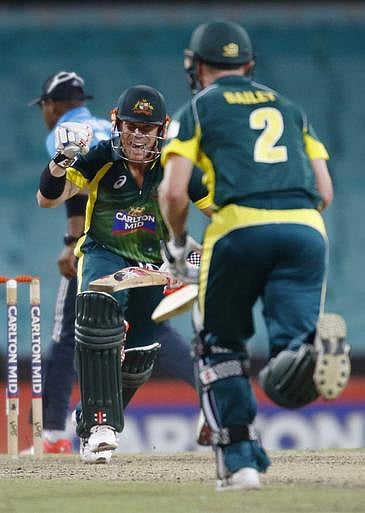 வார்னர் சதத்தினால் போனஸ் புள்ளிகளுடன் வென்ற ஆஸ்திரேலியா