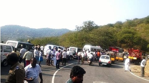 ஒகேனக்கல் மலைப் பாதையில் 300 அடி பள்ளத்தில் பஸ் உருண்டு 9 பேர் பலி: 30-க்கும் மேற்பட்டோர் காயம்