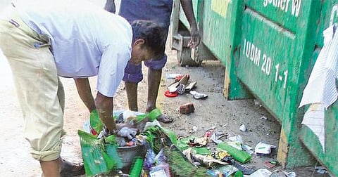 காஞ்சி நகராட்சியில் கையுறையின்றி குப்பை அள்ளும் துப்புரவு தொழிலாளர்களுக்கு தொற்று நோய் பரவும் அபாயம்